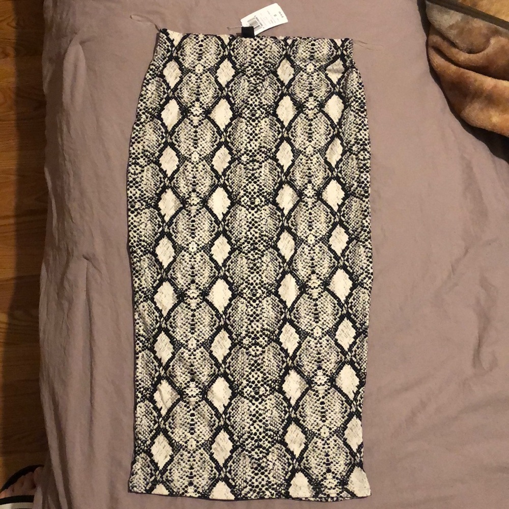 Cute high waisted snake skin pencil skirt 🐍